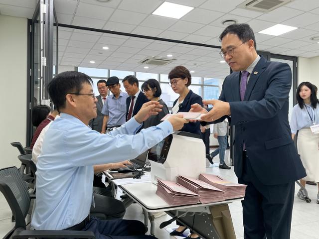 지난 20일 베트남 하노이 주베트남 한국대사관에 마련된 21대 대선 재외국민 선거 투표소에서 최영삼 대사가 투표 용지를 받고 있다. 하노이=허경주 특파원