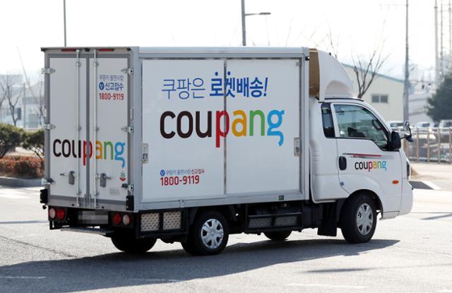 2021년 1월 경기 부천시 쿠팡 물류센터에서 '로켓배송'이 적힌 배송차가 나오고 있다. 연합뉴스