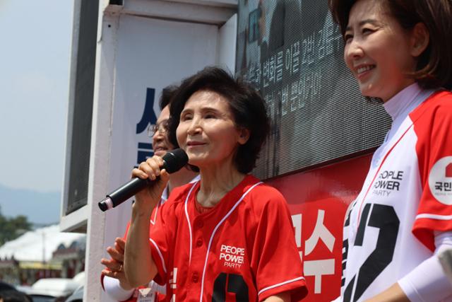 김문수 국민의힘 대통령 후보 부인 설난영(가운데)씨가 29일 경기 성남시 모란시장을 방문해 남편에 대한 지지를 호소하고 있다. 뉴스1