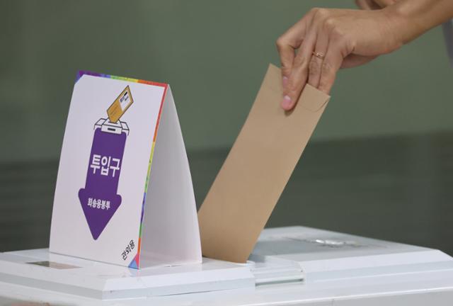 제21대 대통령 선거 사전투표 둘째 날인 30일 한 사전투표소에서 유권자들이 소중한 한표를 행사하고 있다. 연합뉴스
