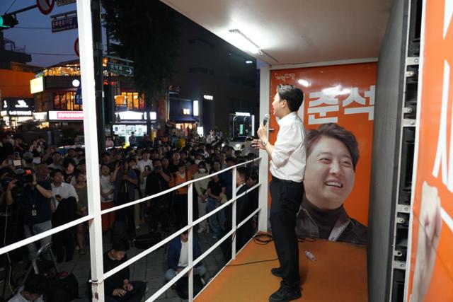 이준석 개혁신당 대선 후보가 29일 오후 서울 종로3가 포차거리에서 유세하며 지지를 호소하고 있다. 연합뉴스
