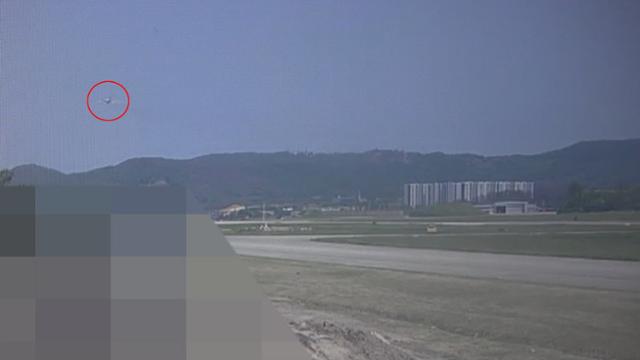 해군은 지난 29일 경북 포항에서 추락한 해상초계기(P-3CK) 모습이 담긴 CCTV 영상을 30일 공개했다. 해군 제공