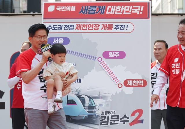 국힘, <b>이재명</b> 가족 때리고, <b>이준석</b> 이탈표 붙들고... '이삭줍기'로 역전...