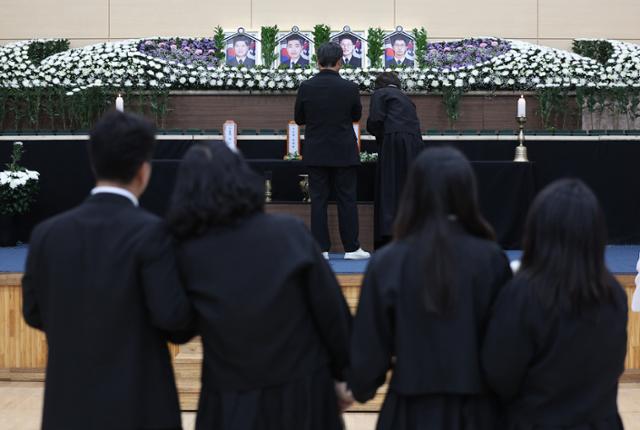 30일 경북 포항시 남구 해군 항공사령부 체육관에 마련된 '해군 P-3CK 917호기 순직자 합동 분향소'에서 순직 해군 유족들이 오열하고 있다. 포항=연합뉴스