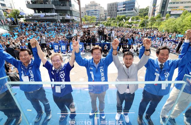 이재명 더불어민주당 대선 후보가 30일 오후 강원 원주시 원주행복마당에서 열린 원주 유세에서 참석자들과 손을 잡고 기념촬영을 하고 있다. 왼쪽부터 이광재 공동선대위원장, 송기헌 의원, 이 후보, 여홍철 대한체조협회 
