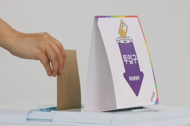 21대 대통령 선거 사전투표 둘째 날인 30일 서울 관악구 낙성대동주민센터에 마련된 낙성대동사전투표소에서 유권자가 투표하고 있다. 연합뉴스