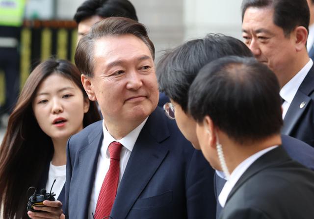 윤석열 전 대통령이 지난 26일 오후 서울 서초구 중앙지방법원에서 열린 내란 우두머리 혐의, 직권남용 권리행사방해 혐의 사건 5차 공판을 마친 후 법원을 나서며 지지자들을 향해 바라보고 있다. 사진공동취재단