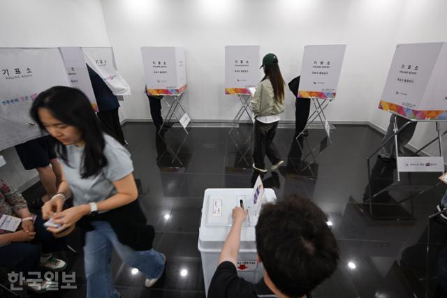 제21대 대통령선거 사전투표 마지막 날인 30일 서울 강남구 역삼1동 주민센터에 마련된 사전투표소에서 유권자들이 투표를 하고 있다. 박시몬 기자