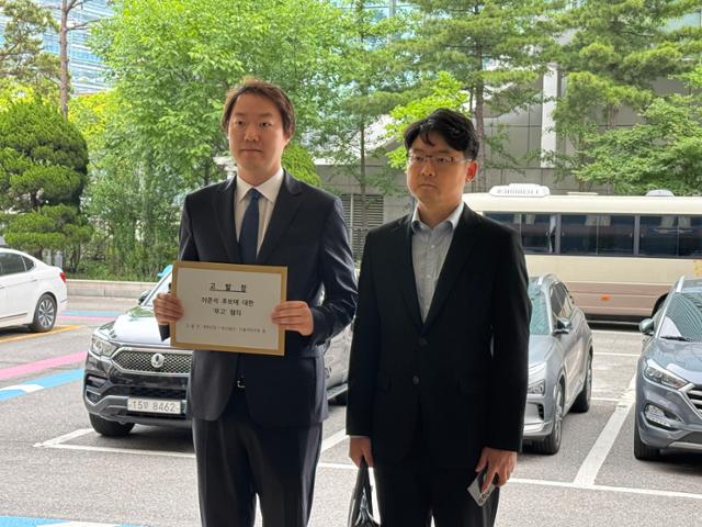 개혁신당 공명선거본부 하헌휘·정재원 변호사가 31일 서울 영등포경찰서에서 더불어민주당 등에 대한 고발장을 제출하고 있다. 개혁신당 제공