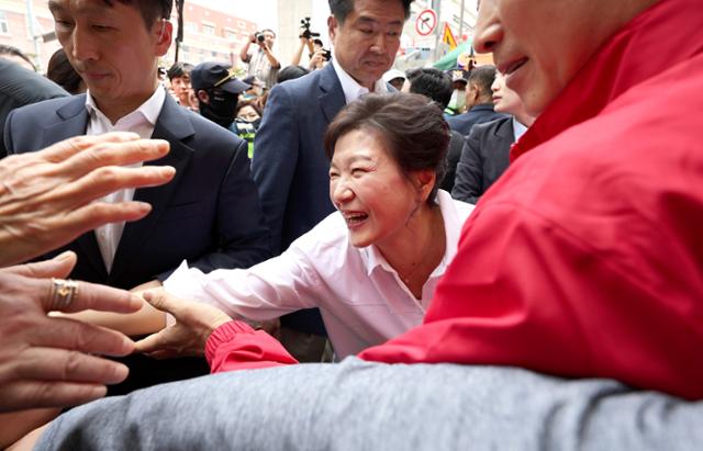 박근혜 전 대통령이 31일 오후 대구 중구 서문시장을 방문해 시민들에게 인사하고 있다. 연합뉴스