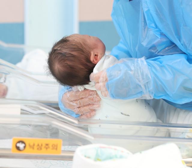 통계청이 지난달 28일 발표한 '2025년 3월 인구동향'에 따르면, 올해 1~3월 출생아 수는 6만5,022명으로 지난해 같은 기간(6만568명)보다 4,451명(7.4%) 늘었다. 이날 경기도 고양시 CHA의과학