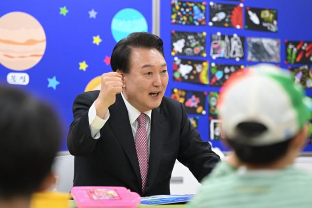 윤석열 대통령이 2024년 3월 29일 늘봄학교를 운영 중인 경기도 화성시 아인초등학교를 일일 특별 강사로 방문해 이 학교 1학년 학생들에게 활동을 지도하고 있다. 대통령실제공