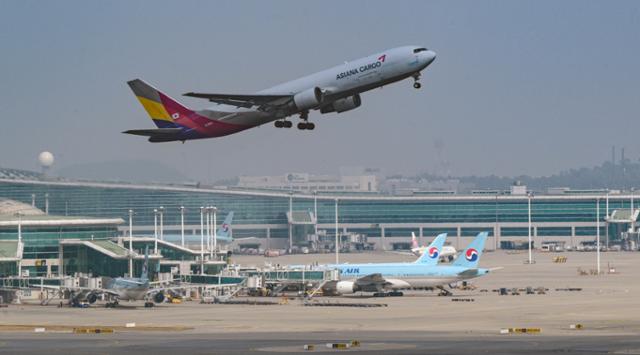 인천국제공항 제2여객터미널 계류장 모습. 한국일보 자료사진