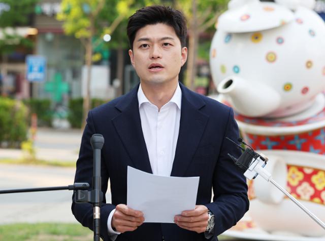 김용태 국민의힘 비상대책위원장이 지난달 30일 경기 화성시 동탄역 인근에서 사전투표 관련 기자회견을 하고 있다. 연합뉴스