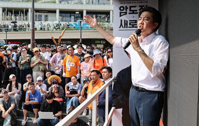 이준석 개혁신당 대선 후보가 1일 경기 화성시 동탄호수공원을 찾아 지지를 호소하고 있다. 뉴스1