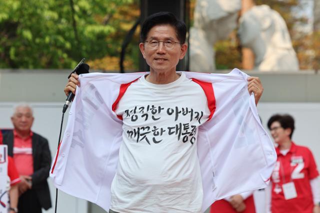 김문수 국민의힘 대선 후보가 1일 경기 의정부시 태조이성계상 인근에서 열린 유세에서 퍼포먼스를 하고 있다. 뉴시스