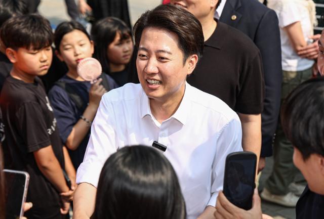 이준석 개혁신당 대통령 후보가 1일 경기 화성시 동탄호수공원을 찾아 시민들과 인사를 나누고 있다. 뉴스1