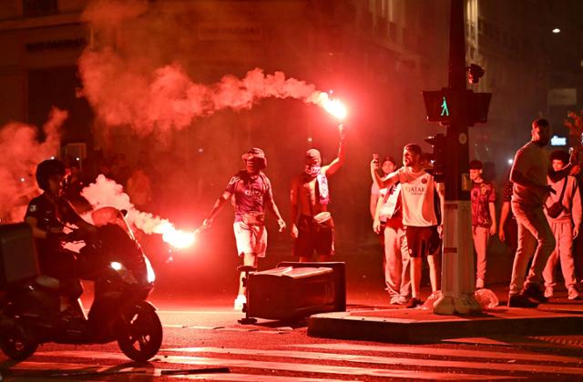 프랑스 리그1 파리 생제르맹(PSG) 팬들이 1일 파리의 한 거리에서 2024~25시즌 유럽축구연맹(UEFA) 챔피언스리그(UCL) 우승을 축하하며 폭죽을 들고 있다. 파리=AFP 연합뉴스