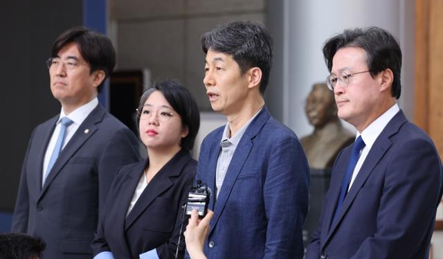 국회 행정안전위원회 소속 의원들이 1일 서울 서대문구 경찰청을 방문해 '리박스쿨' 의혹 규명을 요구한 뒤 취재진 질문에 답하고 있다. 왼쪽부터 김성회 더불어민주당 의원, 용혜인 기본소득당 의원, 윤건영·채현일 민주당