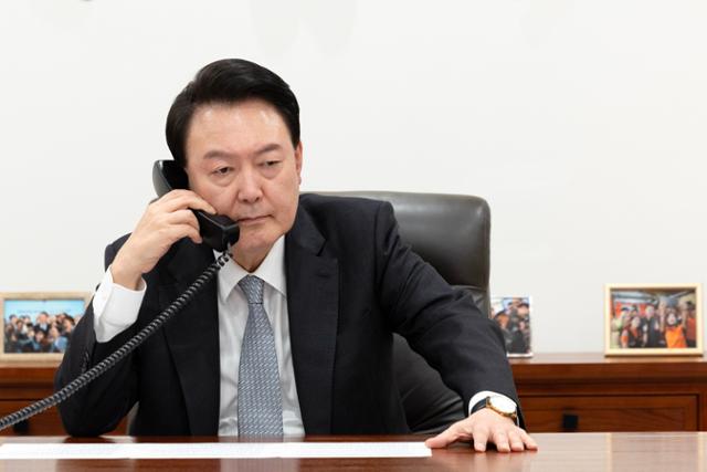 윤석열 전 대통령이 2024년 10월 29일 용산 대통령실에서 볼로디미르 젤렌스키 우크라이나 대통령과 전화 통화를 하고 있다. 대통령실 제공