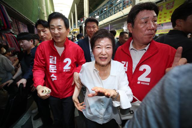 박근혜(가운데) 전 대통령이 지난달 31일 대구 중구 서문시장에서 김문수 국민의힘 대선 후보 지원 유세를 하고 있다. 대구=뉴시스