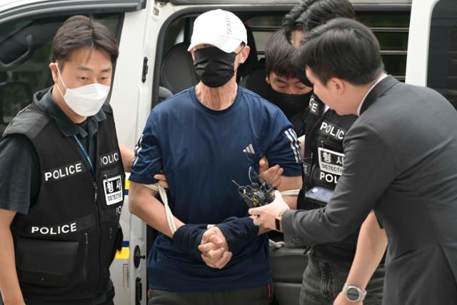 서울지하철 5호선 열차에 불을 지른 60대 원모씨가 구속 전 피의자 심문(영장실질심사)을 받기 위해 2일 서울 양천구 남부지법에 출석하고 있다. 강예진 기자