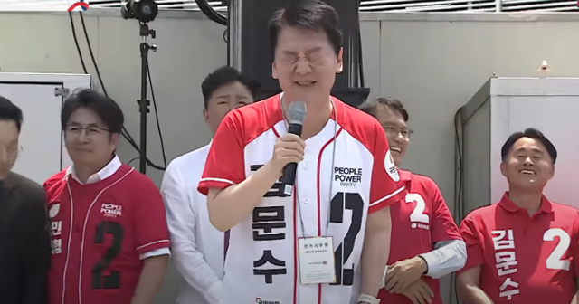 지난달 29일 안철수(가운데) 국민의힘 의원이 인천 미추홀구에서 김문수 국민의힘 대선 후보 유세 중 "이재명 후보를 찍어야 한다"고 발언한 뒤, 실수를 알아채리고는 두 눈을 질끈 감은 채 멋쩍은 웃음을 짓고 있다. 