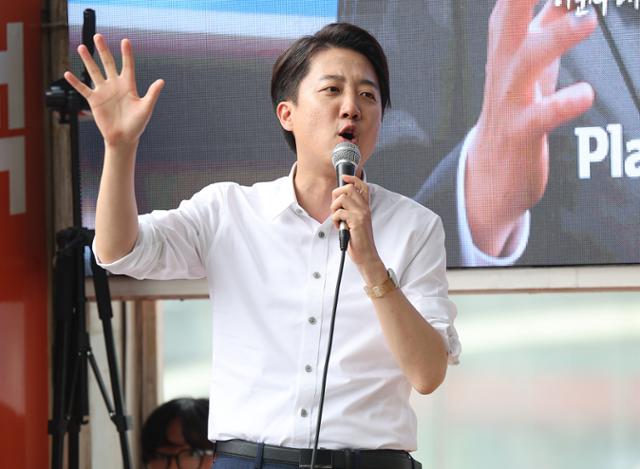 이준석 개혁신당 대선 후보가 2일 경북 경산시 영남대 앞에서 시민들에게 지지를 호소하고 있다. 연합뉴스