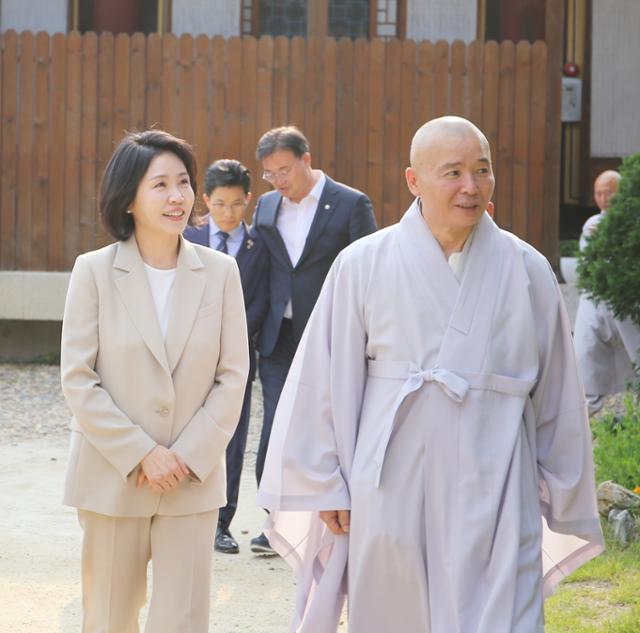 이재명 더불어민주당 대선 후보의 배우자 김혜경 여사가 5월 27일 충북 청주시 용화사를 방문하고 있다. 뉴시스