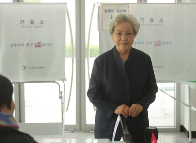 고 노무현 전 대통령의 배우자 권양숙 여사가 제21대 대통령 선거일인 3일 경남 김해시 진영읍 본산리 봉하마을 인근 한빛도서관 공연장에 마련된 투표소에서 투표를 마친 뒤 옅은 미소를 짓고 있다. 김해=연합뉴스