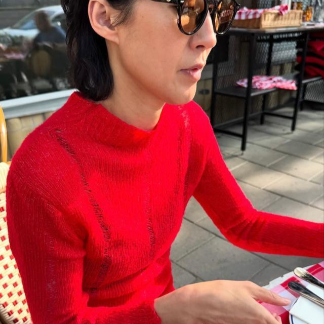 방송인 홍진경이 2일 자신의 인스타그램에 올린 사진. 대선 본투표를 하루 앞두고 국민의힘 상징생인 빨간색 상의를 입고 있다는 이유로 온라인에서 논란이 되자 홍씨는 3일 해당 게시물을 내렸다. 홍진경 인스타그램 계정 