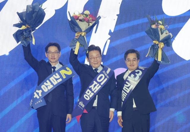 이재명(가운데) 더불어민주당 대선 후보가 4월 27일 경기 고양시 킨텍스에서 열린 '제21대 대통령선거 후보자 선출을 위한 수도권·강원·제주 경선 및 최종 후보자 선출 대회'에서 김동연 후보(오른쪽), 김경수 후보와