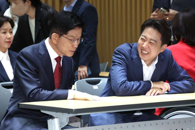 김문수(왼쪽) 국민의힘 대선 후보와 이준석 개혁신당 대선 후보가 지난달 19일 서울 중구 서울시청에서 열린 약자와 동행하는 서울 토론회에 참석해 있다. 하상윤 기자
