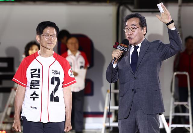 이낙연(오른쪽) 새미래민주당 상임고문이 제21대 대통령 선거를 하루 앞둔 2일 밤, 서울 중구 서울시청 앞 광장에서 열린 김문수 국민의힘 대선 후보 최종 유세에 참석해 김 후보 지지 연설을 하고 있다. 뉴스1