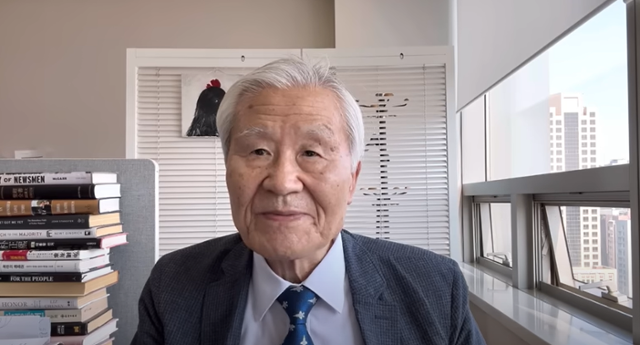 보수 논객 조갑제 조갑제닷컴 대표가 3일 자신의 유튜브 영상을 통해 제21대 대선에서 이재명 더불어민주당 후보가 김문수 국민의힘 후보를 400만 표 전후 차이로 이길 것이라는 예측을 내놓고 있다. 유튜브 조갑제TV 