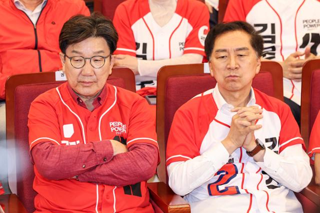 권성동(왼쪽) 원내대표 겸 공동선대위원장과 김기현 공동선대위원장이 3일 서울 여의도 국회 도서관에 마련된 국민의힘 개표 상황실에서 제21대 대통령 선거 방송3사 출구조사 결과를 보며 굳은 표정을 짓고 있다. 하상윤 