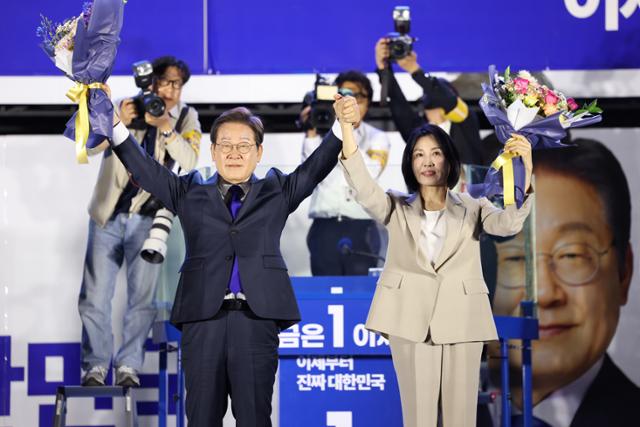 제21대 대통령 당선이 확실시되는 더불어민주당 이재명 대선 후보와 부인 김혜경 여사가 4일 서울 여의도 국회 인근에서 당 주최로 열린 국민개표방송 행사에 참석해 박찬대 상임총괄선대위원장과 정은경 총괄선대위원장단으로부