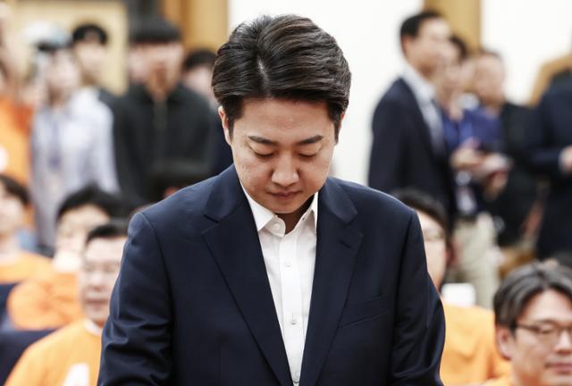이준석 개혁신당 대통령 후보가 3일 국회 의원회관에 마련된 제21대 대통령선거 개표상황실에서 입장을 밝히기 위해 굳은 표정으로 들어서고 있다. 뉴스1