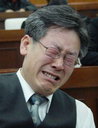 변호사 시절이던 2004년 성남시립의료원 설립 및 운영에 관한 조례가 성남시의회에서 '날치기 부결'된 후, 의회 본회의장에서 오열하는 모습. 더불어민주당 제공