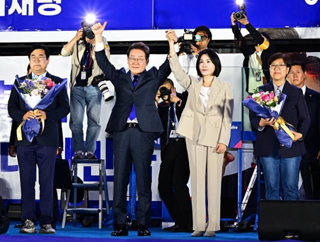 제21대 대통령 당선 확정을 앞두고 이재명 더불어민주당 대선 후보와 배우자 김혜경 여사가 4일 오전 서울 여의도 국회 인근에서 당 주최로 열린 국민개표방송 행사에 참석해 시민들을 향해 인사하고 있다. 연합뉴스