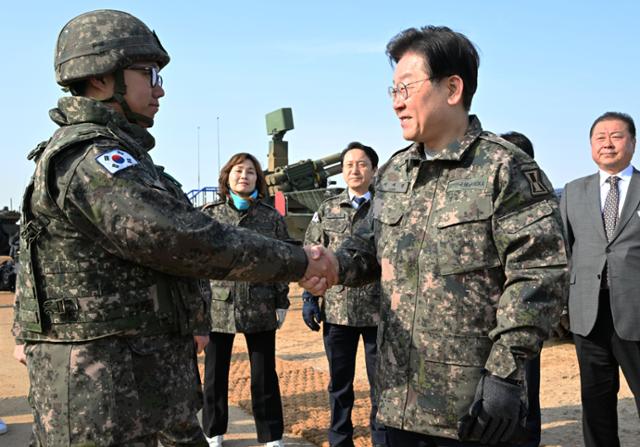 2023년 1월 19일 이재명 당시 더불어민주당 대표가 경기 파주시에 위치한 방공부대를 방문해 단거리 지대공 유도무기 천마 등을 살펴본 뒤 장병들을 격려하고 있다. 국회사진기자단