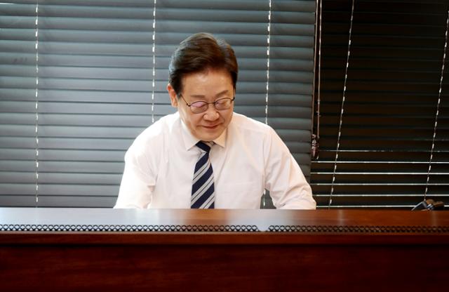 이재명 대통령이 4일 인천 계양구 사저에서 김명수 합동참모본부 의장으로부터 군 통수권 이양 보고받을 준비를 하고 있다. 대통령실통신사진기자단