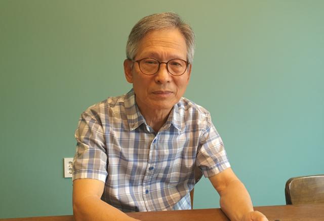 이재명 제21대 대통령 당선인의 초등학교 은사인 박병기씨가 경북 안동시의 한 식당에서 새로운 대한민국을 위한 통합의 정치를 당선인에게 당부하고 있다. 안동=권정식 기자