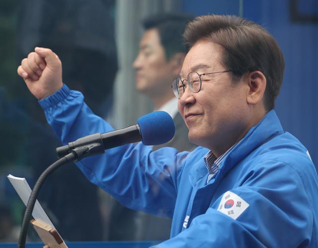 이재명 더불어민주당 대선 후보가 2일 경기 성남시 야탑역 광장에서 열린 유세에서 지지호소를 하고 있다. 성남=사진공동취재단