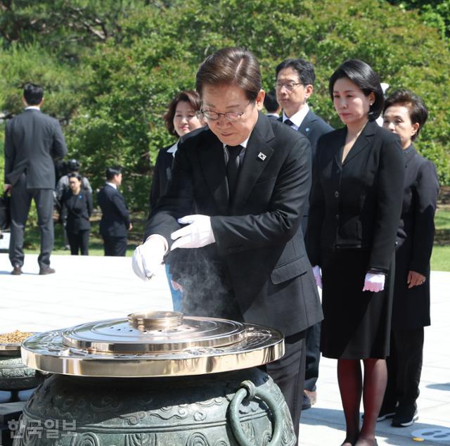 이재명 대통령이 4일 서울 동작구 국립서울현충원에서 현충탑을 참배하며 분향하고 있다. 대통령실통신사진기자단