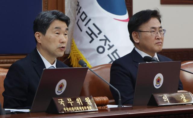 이주호 전 대통령 권한대행 부총리 겸 교육부 장관이 지난 달 28일 정부서울청사에서 열린 국무회의에서 발언하고 있다. 옆자리에 앉은 사람은 유상임 과학기술정보통신부 장관. 왕태석 선임기자