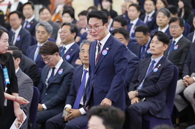이재명 정부의 초대 국무총리 후보자로 지명된 김민석 더불어민주당 의원이 4일 서울 여의도 국회에서 열린 제21대 대통령 취임 선서식에 참석하고 있다. 연합뉴스