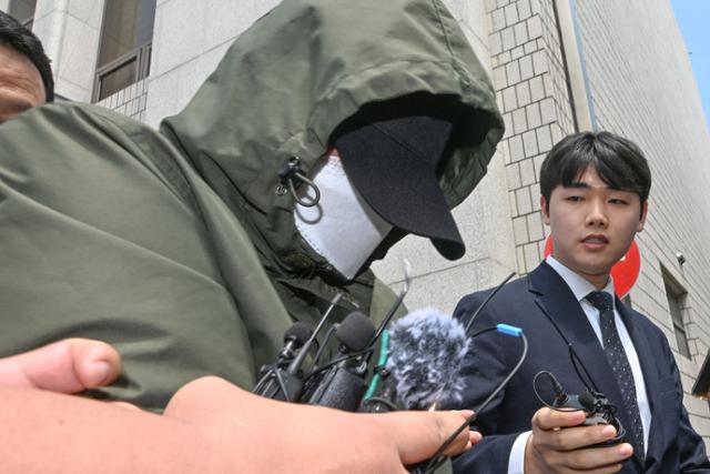 아내와 두 아들을 태운 차량을 몰고 바다로 돌진해 살해한 40대 지모씨가 4일 오전 광주 동구 광주지법에서 열린 구속 전 피의자 심문(영장실질심사)을 마친 뒤 법원에서 나오고 있다. 광주=뉴시스