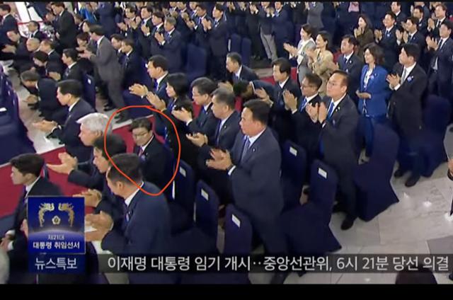 4일 서울 영등포구 국회의사당에서 열린 이재명 대통령 취임선서 행사 중 참석자들이 이 대통령의 취임선서 후 기립박수를 치고 있는 가운데, 권성동(빨간색 원) 국민의힘 원내대표가 일어나지 않고 자리에 계속 앉아 있다.
