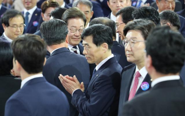 이재명 대통령과 김혜경 여사가 4일 서울 여의도 국회의사당 본청 로텐더홀에서 열린 제21대 대통령 취임선서 행사에 입장하고 있는 가운데, 권성동(오른쪽 두 번째) 국민의힘 원내대표가 이 대통령을 외면하며 정면을 응시